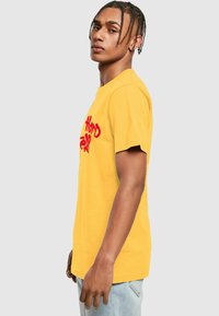 Mister Tee AIN'T HARD TO TELL  - Triko s potiskem - taxi yellow