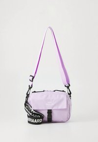 Lavendel gekleurde crossbodytas met verstelbare riem, voorflap met zwarte gesp en een naastgelegen opgerolde zwart-witte herkenningsriem.