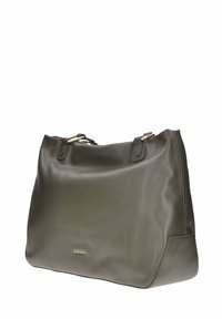Borsa a mano in pelle verde oliva con una texture morbida, hardware in tonalità oro e doppi manici superiori; presenta un design minimalista e un dettaglio con logo.