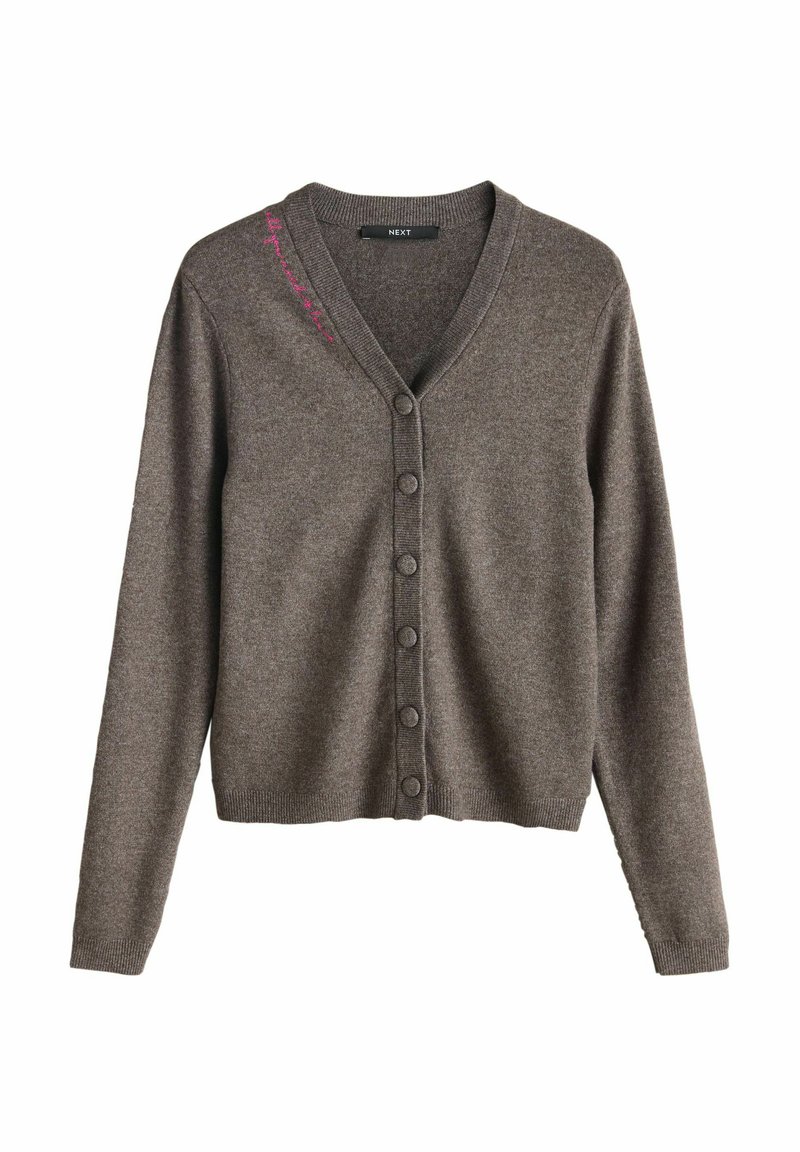 Smeđi pleteni kardigan s V-izrezom, kopčanjem na gumbe i dugim rukavima. Ima ukrasne ružičaste šavove blizu izreza na vratu. Mekana tekstura.