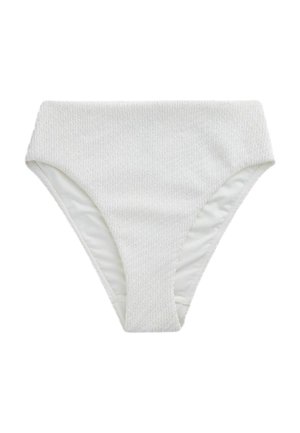 Biele textúrované bikiny nohavičky s vysokým pásom a miernym výstrihom na nohách, zobrazené položené na bielom pozadí.