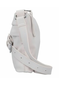 Weiche weiße Lederhandtasche mit runder Form, ausgestattet mit einem seitlichen Schnallen-Detail und verstellbarem Tragegurt, das eine glatte, strukturierte Oberfläche zeigt.