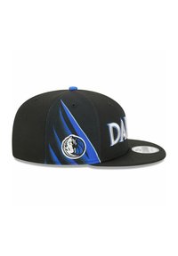 Schwarze Baseballkappe mit blau-schwarzem Streifendesign, mit dem Schriftzug "DALLAS" in fettem Weiß und einem Logo an der Seite. Verstellbarer Snapback-Verschluss.