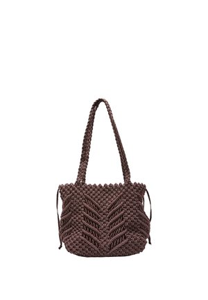 Håndvævet mørkebrun macramé-tote taske med flettede håndtag og indviklede bladlignende mønstre på forsiden og siderne.