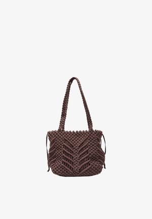 Borsa tote in macramè intrecciato a mano di colore marrone scuro con manici intrecciati e motivi intricati a forma di foglia sulla parte anteriore e sui lati.