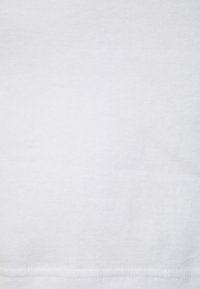 Biała bawełniana tkanina o gładkiej fakturze, z delikatnym prążkowanym wzorem i prostym dołem. Brak widocznych akcentów.
