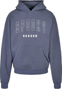 Kapucnis pulóver sötétkék színben, fehér "SPOOKY SEASON" felirattal. Elülső zsebbel és bordázott mandzsettával és aljjal rendelkezik. Puha anyagú.