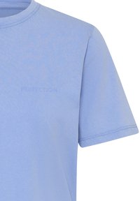 Svetlomodré bavlnené tričko s okrúhlym výstrihom a krátkymi rukávmi. Na prednej strane je jemne vytlačené slovo "PERFECTION". Hladká textúra.