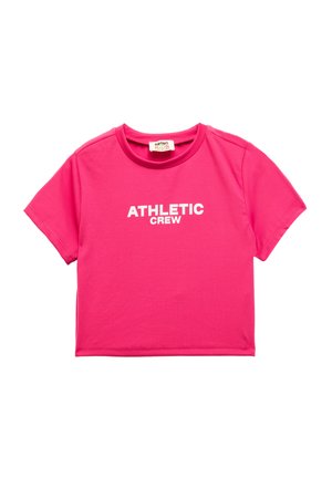 Camiseta cropped rosa hecha de una tela suave con cuello redondo. Presenta el texto "ATHLETIC CREW" en letras blancas en la parte delantera.