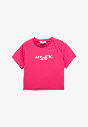 Camiseta cropped rosa hecha de una tela suave con cuello redondo. Presenta el texto "ATHLETIC CREW" en letras blancas en la parte delantera.
