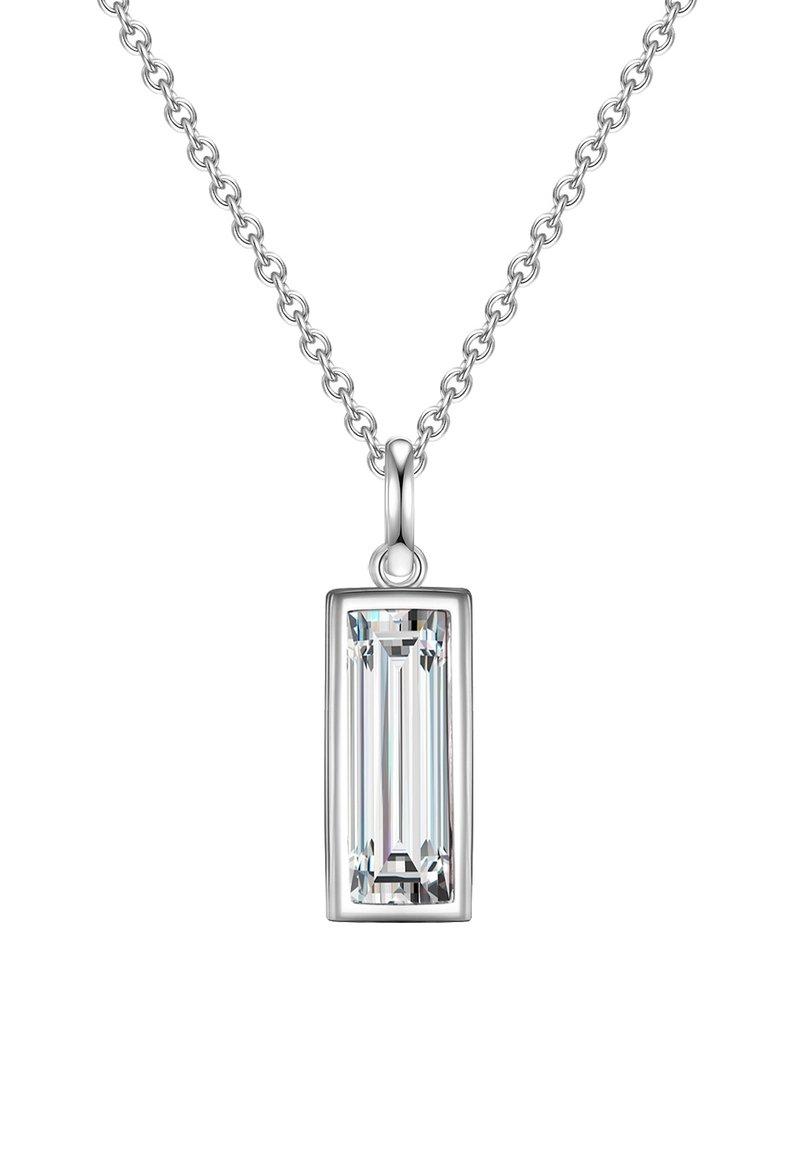 Sudraba piekariņš ar kaklarotu, kurā ir taisnstūra formas caurspīdīgs kristāls ar izstieptām facītēm, kas karājas no ķēdes ar saitēm.