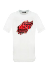 T-shirt bianco a maniche corte con logo effetto strappato rosso e nero che recita "DIESEL" e "PER UNA VITA DI SUCCESSO" sul petto.