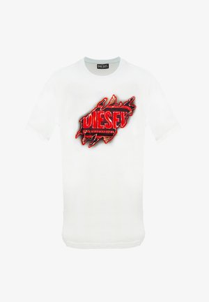 Weißes T-Shirt mit kurzen Ärmeln, das ein Logo mit zerfetztem Effekt in Rot und Schwarz zeigt, auf dem "DIESEL" und "FÜR ERFOLGREICHES LEBEN" auf der Brust steht.