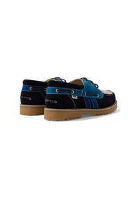 Chaussures décontractées à talon bas en daim noir, bleu et beige avec des détails en dentelle et semelles épaisses en caoutchouc marron, vues en angles latéraux arrière.