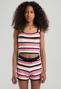 Gestreiftes Crop-Top- und Shorts-Set in Marineblau, Weiß, Pink, Orange und Schwarz. Der Stoff ist gerippt, hat eine enganliegende Passform und einen Kordelzugbund.