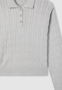 Szary długi sweter z wełny w warkoczowy wzór, z kołnierzem i trzema guzikami, posiadający ściągacz na końcach i teksturowane pionowe wzory.