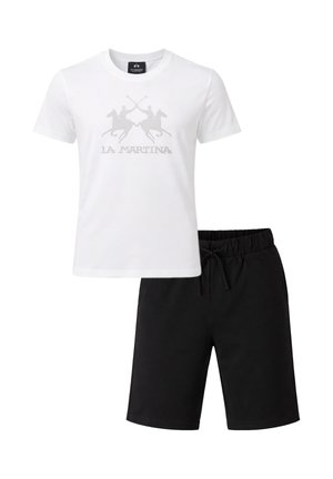 T-shirt bianca a maniche corte con logo grigio di giocatore di polo e scritta "La Martina" abbinata a pantaloncini neri con coulisse.