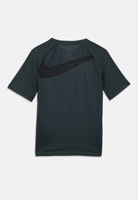 Sötétszürke, rövid ujjú sportpóló, fekete Nike pipa logóval a hátrész felső részén, légáteresztő hálós anyagból készült.