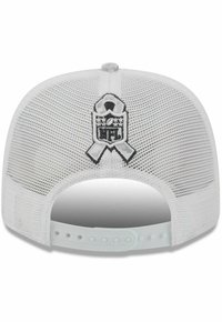 Weiße Mesh-Cap mit einem gebogenen Schirm, ausgestattet mit einem NFL-Logo-Patch und einemBanddetail auf der Rückseite, verstellbarer Kunststoffverschluss.