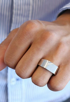Sterling zilveren ring met een platte band, met een diagonale gestructureerde lijn. Het oppervlak is gepolijst met een subtiele matte afwerking.