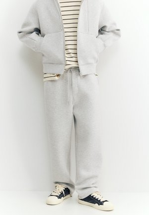 PULL&BEAR, STWD BAGGY - NEOPRENE EFFECT JOGGERS - Pantalon de survêtement - light grey