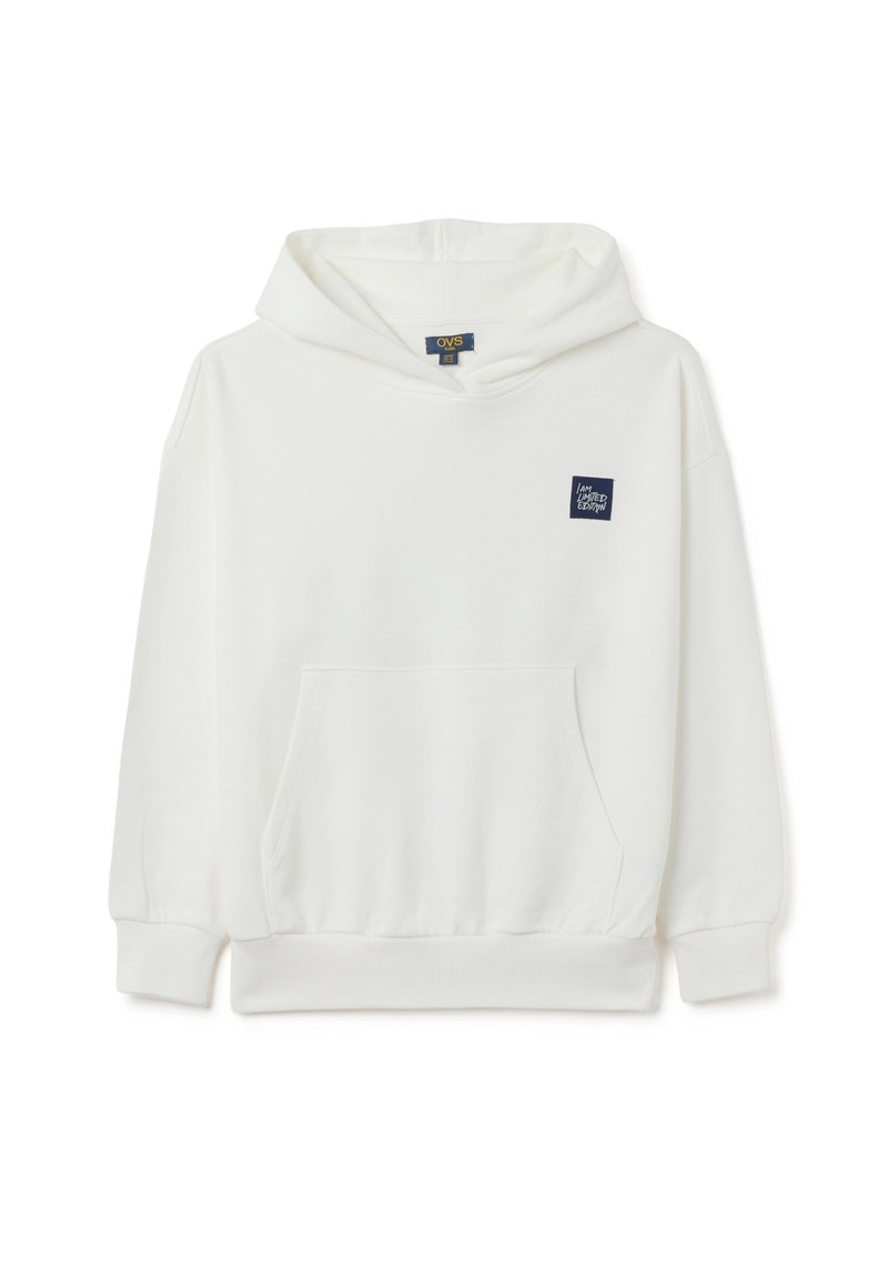 Witte hoodie van zacht materiaal met een voorzak, een capuchon met trekkoord en een klein blauw logo op de borst. Standaard pasvorm.