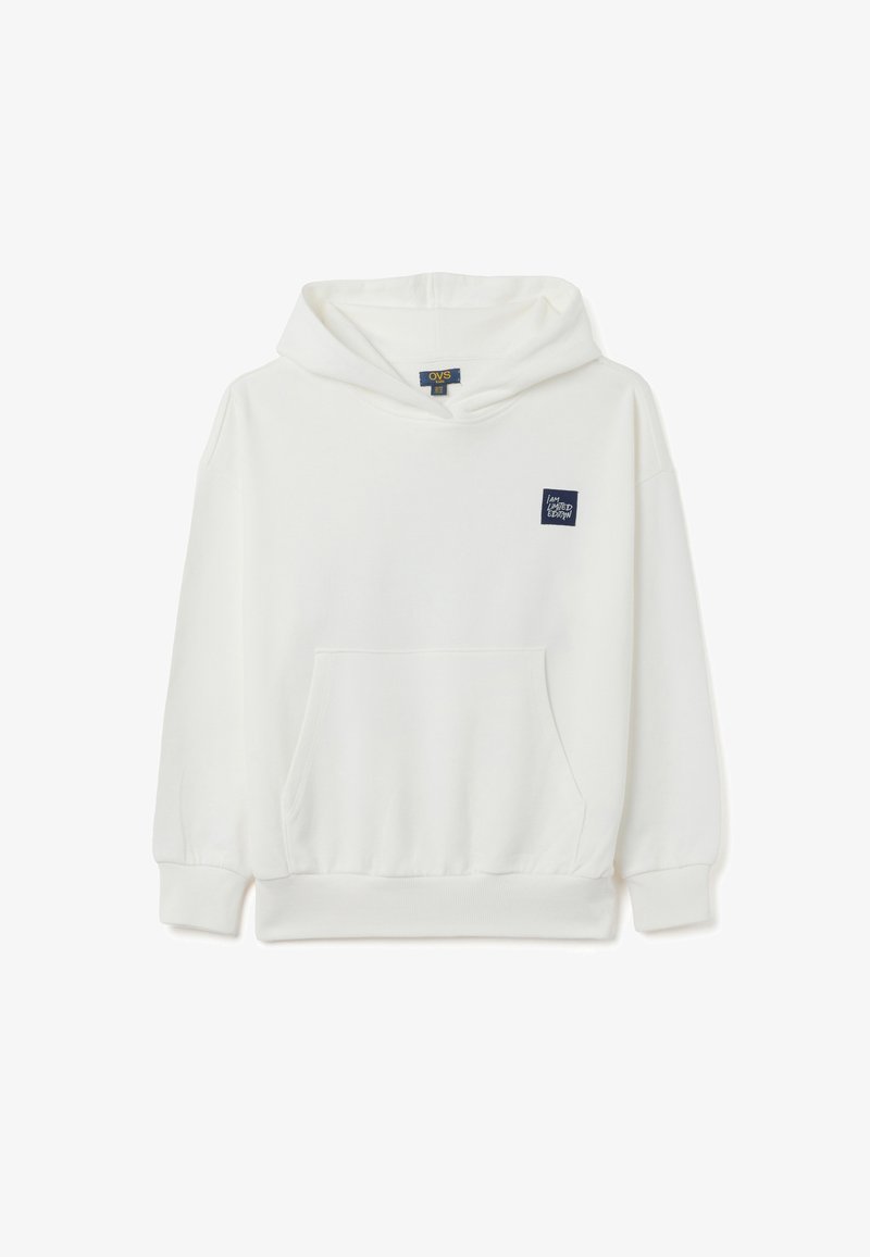 Witte hoodie van zacht materiaal met een voorzak, een capuchon met trekkoord en een klein blauw logo op de borst. Standaard pasvorm.