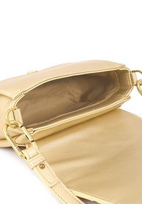 Bolso de mano de cuero dorado con un acabado suave, un diseño plano y un solo compartimento. Presenta una correa desmontable y herrajes en tono dorado.