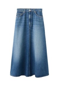 Denim midi-rok, licht- tot donkerblauwe gradient, hoge taille met knoopsluiting aan de voorkant, rechte silhouet, met zijzakken en minimale stiksels.