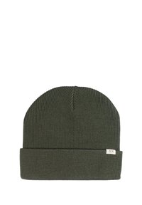 Beanie verde lavorato a maglia con risvolto, caratterizzato da un piccolo etichetta con logo sul lato. Texture morbida e motivo a coste su tutta la superficie.