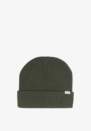 Beanie verde lavorato a maglia con risvolto, caratterizzato da un piccolo etichetta con logo sul lato. Texture morbida e motivo a coste su tutta la superficie.