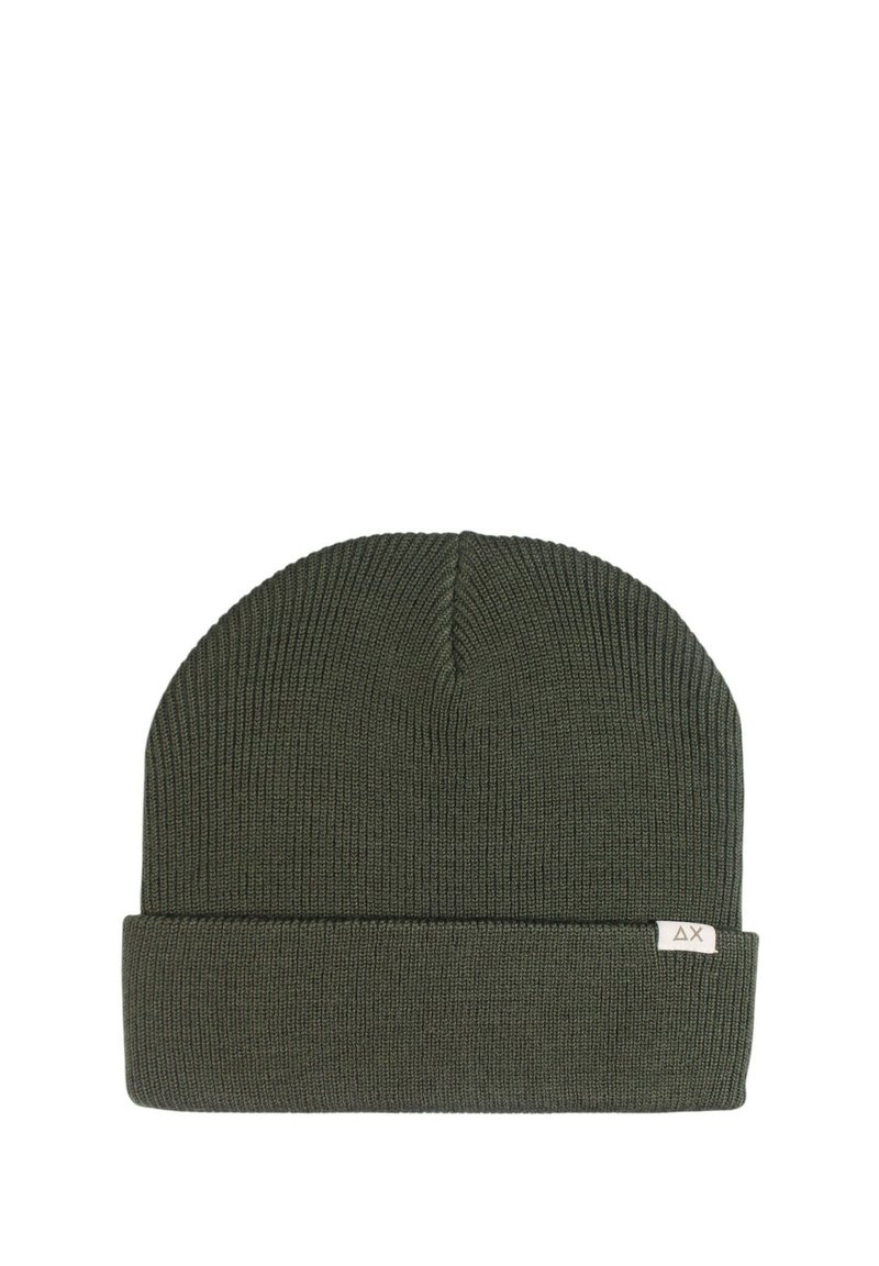 Beanie verde lavorato a maglia con risvolto, caratterizzato da un piccolo etichetta con logo sul lato. Texture morbida e motivo a coste su tutta la superficie.