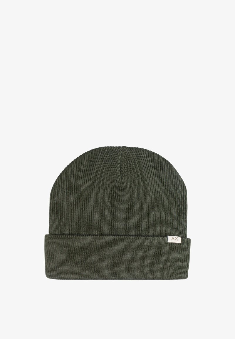 Beanie verde lavorato a maglia con risvolto, caratterizzato da un piccolo etichetta con logo sul lato. Texture morbida e motivo a coste su tutta la superficie.