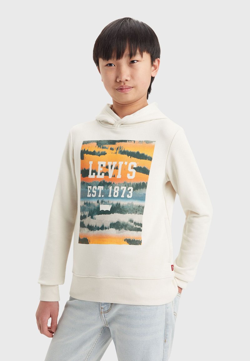 Sudadera blanca con un gráfico multicolor con rayas en azul, naranja y verde, que dice "LEVI'S EST. 1873." Puños y dobladillo de canalé.