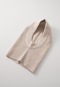 Ribbet strikket halsvarmer i lys beige, med en bred, sirkulær åpning og mykt, teksturert stoff for varme og komfort.