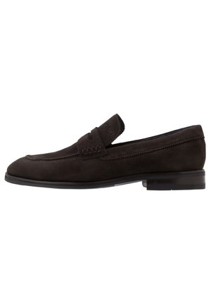 Dunkelbrauner Herren-Slipper aus Wildleder mit niedrigem Absatz, Ziernähte und einem Lederband über dem Vorderblatt.