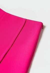 Fuchsiová růžová kabelka na ruku s hladkým povrchem, vybavená zipovým uzávěrem a minimalistickým designem. Tkanina bez vrásek s jemnými sklady.