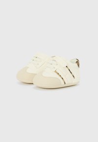 Scarpe per neonati bianche con dettagli beige, dotate di lacci elasticizzati, una chiusura in velcro e un pannello testurizzato con design a stampa leopardata.
