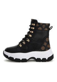 Bottine montante noire en cuir texturé, avec œillets dorés et motif de logo sur le col. Dispose d'une semelle blanche épaisse et d'une semelle en caoutchouc noir.