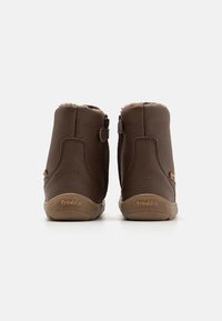 Bruine leren enkellaarzen met een gestructureerde afwerking, voorzien van een zachte voering, zijritsen en rubberen zolen. Logo gegraveerd op de hak.