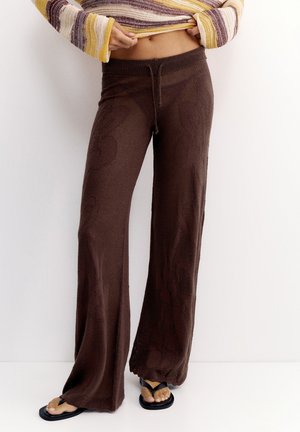 PULL&BEAR, FLORAL CUTWORK - TROUSERS. - Pantalon classique - brown