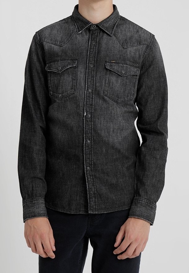 Svart denimskjorta med långa ärmar, spetskrage, västerländsk stil på axeln, två bröstfickor och knappstängning fram. Texturerad tygdesign.