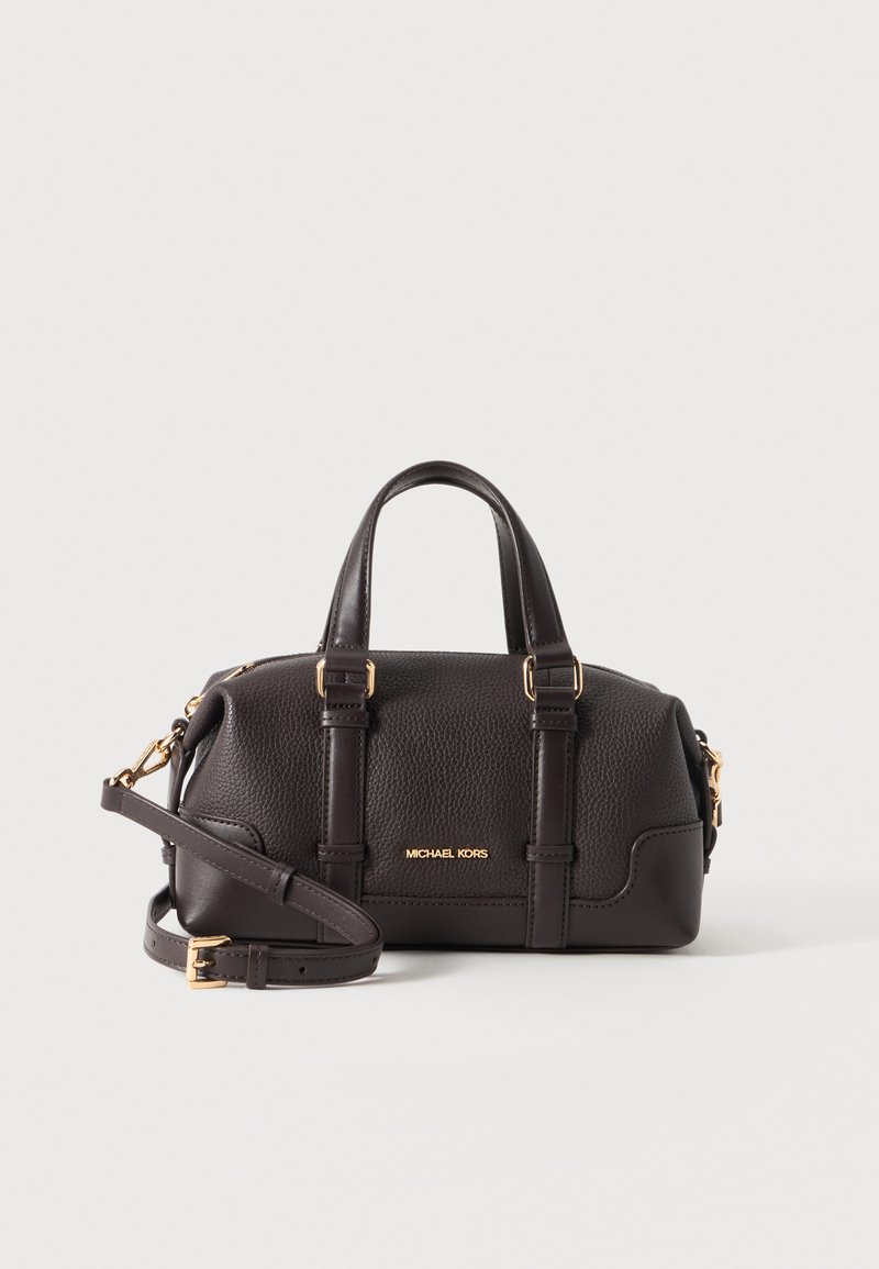 Sac à main en cuir texturé brun foncé avec deux poignées, bandoulière réglable et logo Michael Kors doré au centre devant.