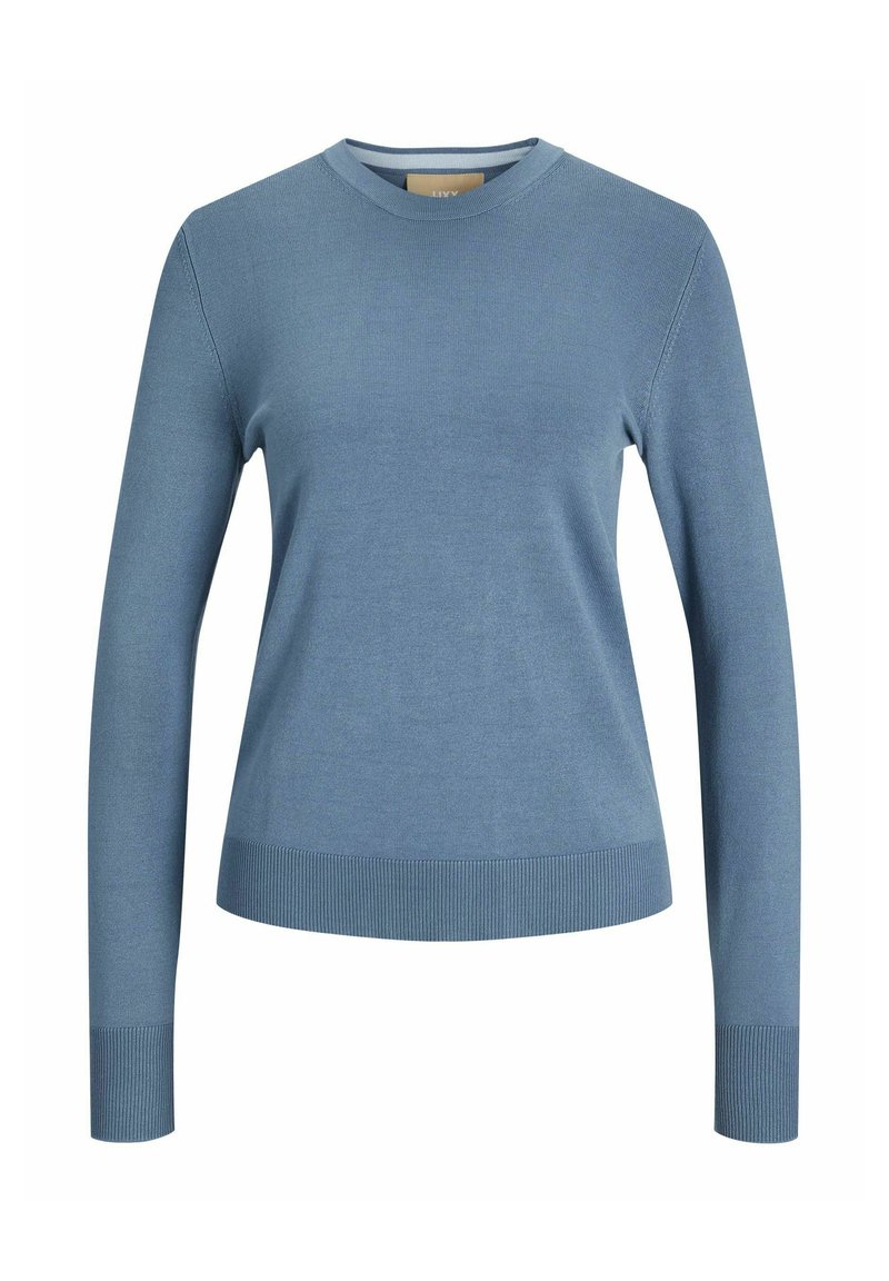 Maglione azzurro chiaro, colletto rotondo a coste, maniche lunghe, design aderente, texture liscia e orlo e polsini a coste. Senza motivi o decorazioni.