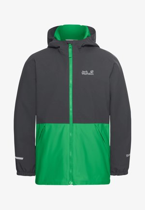 Kaks last, kes kannavad sobivaid halli ja rohelist Jack Wolfskin jopesid, seisavad kõrvuti ühevärvilise tausta ees.