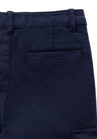 Marineblauwe broek van duurzaam materiaal. Voorzien van een achterzak met klep en riemlussen in de tailleband. Glad textuur.