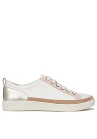 Witte sneaker met een gladde afwerking, voorzien van een metallic zilveren hak, roze suède accenten en zes veterogen met witte veters op een rubberen zool.