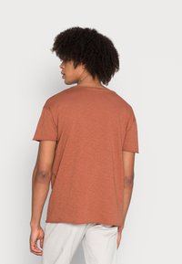 Nudie Jeans ROGER - T-shirt básica - terra
