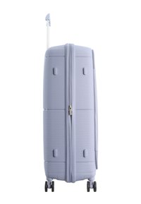 Hellgrauer Hartschalenkoffer mit strukturierter Oberfläche, vier Rädern, ausziehbarem Teleskopgriff und zentralem Reißverschluss, seitlich gezeigt.