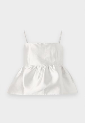 Top in satin bianco con spalline sottili e un corpetto aderente che si apre in una gonna a peplo arricciata, texture liscia con una leggera lucentezza.